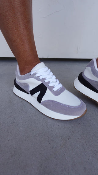 Neutral Vintage-Inspired Sneaker with Black/Gray Accents