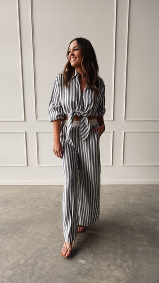The Chambray Striped Elastic Waist Pant features a comfy waistband and flowy wide-leg fit. Lightweight, effortless, and perfect for warm weather styling.