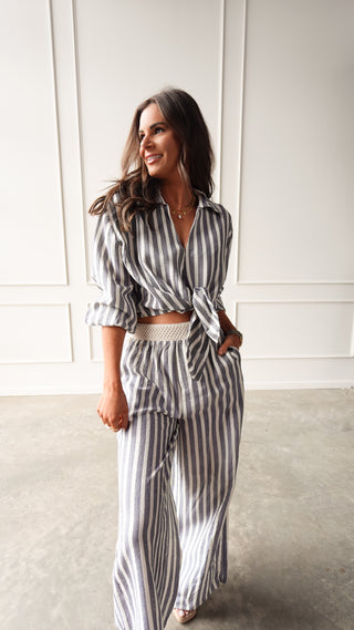 The Chambray Striped Elastic Waist Pant features a comfy waistband and flowy wide-leg fit. Lightweight, effortless, and perfect for warm weather styling.